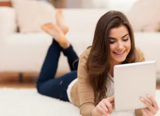 Perché sembri più vecchio su Zoom e come apparire meglio