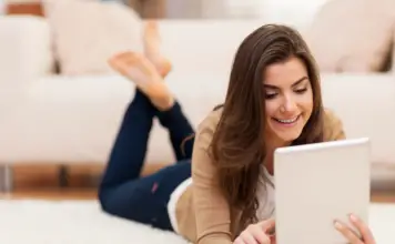 Perché sembri più vecchio su Zoom e come apparire meglio