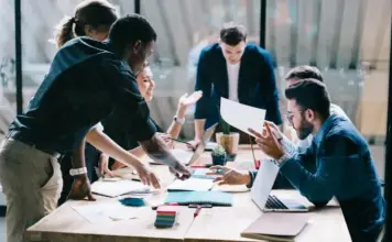 Quale delle seguenti descrive meglio il briefing del periodo operativo